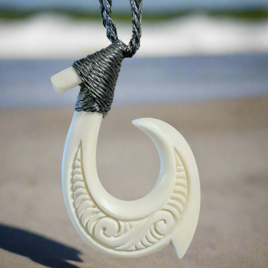 bome fish hook necjalcw Hawaiian Fish Hook Necklace Hand Carved Stylized Scrimshaw Earthbound Pacific Camo:Tan/Brown/Green