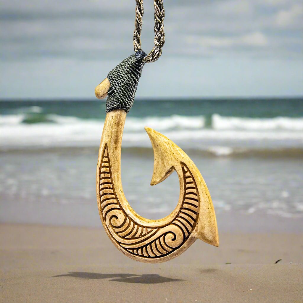 bome fish hook necjalcw Hawaiian Makau Fish Hook Necklace with Scrimshaw on both sides Earthbound Pacific White Bone / Solid Black