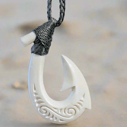 Hawaiian Makau Fish Hook Scrimshaw Necklace WBfh1ss4828 Earthbound Pacific