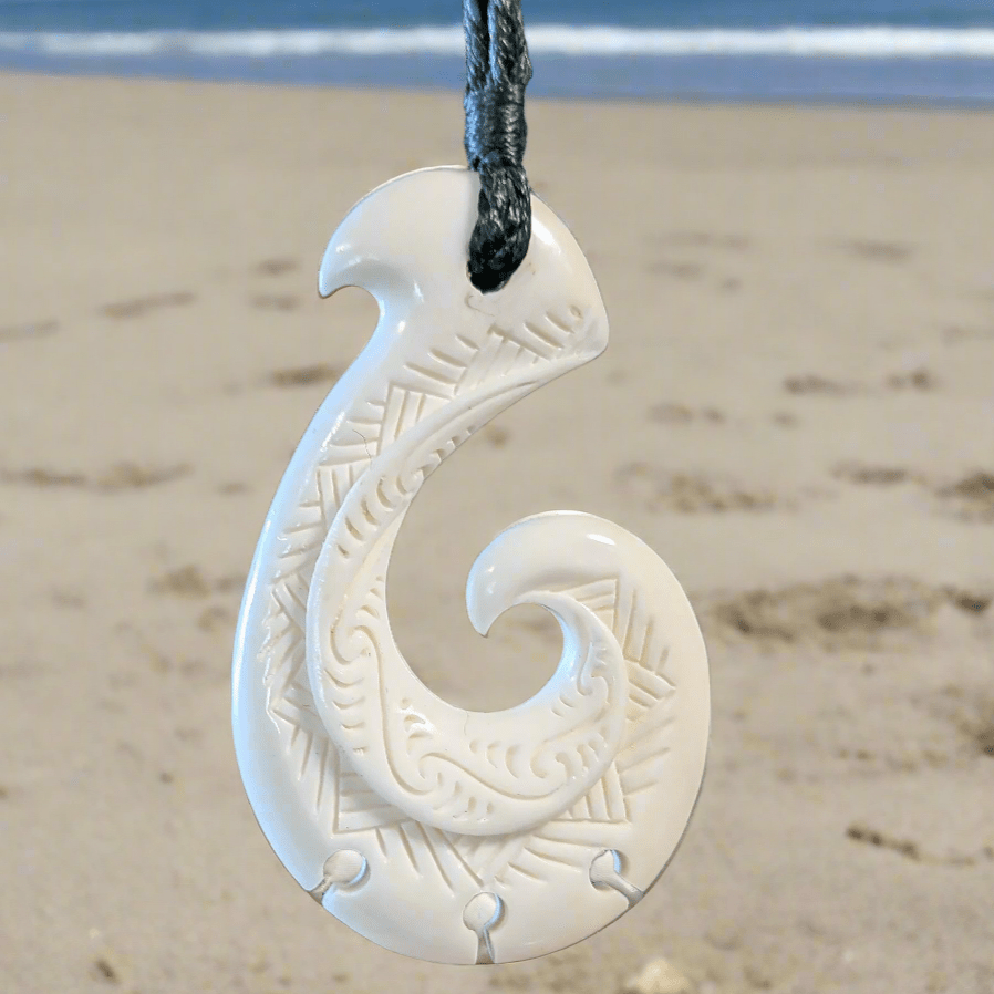 Maori Fish Hook Scrimshaw Necklace Wfhks5035 Earthbound Pacific