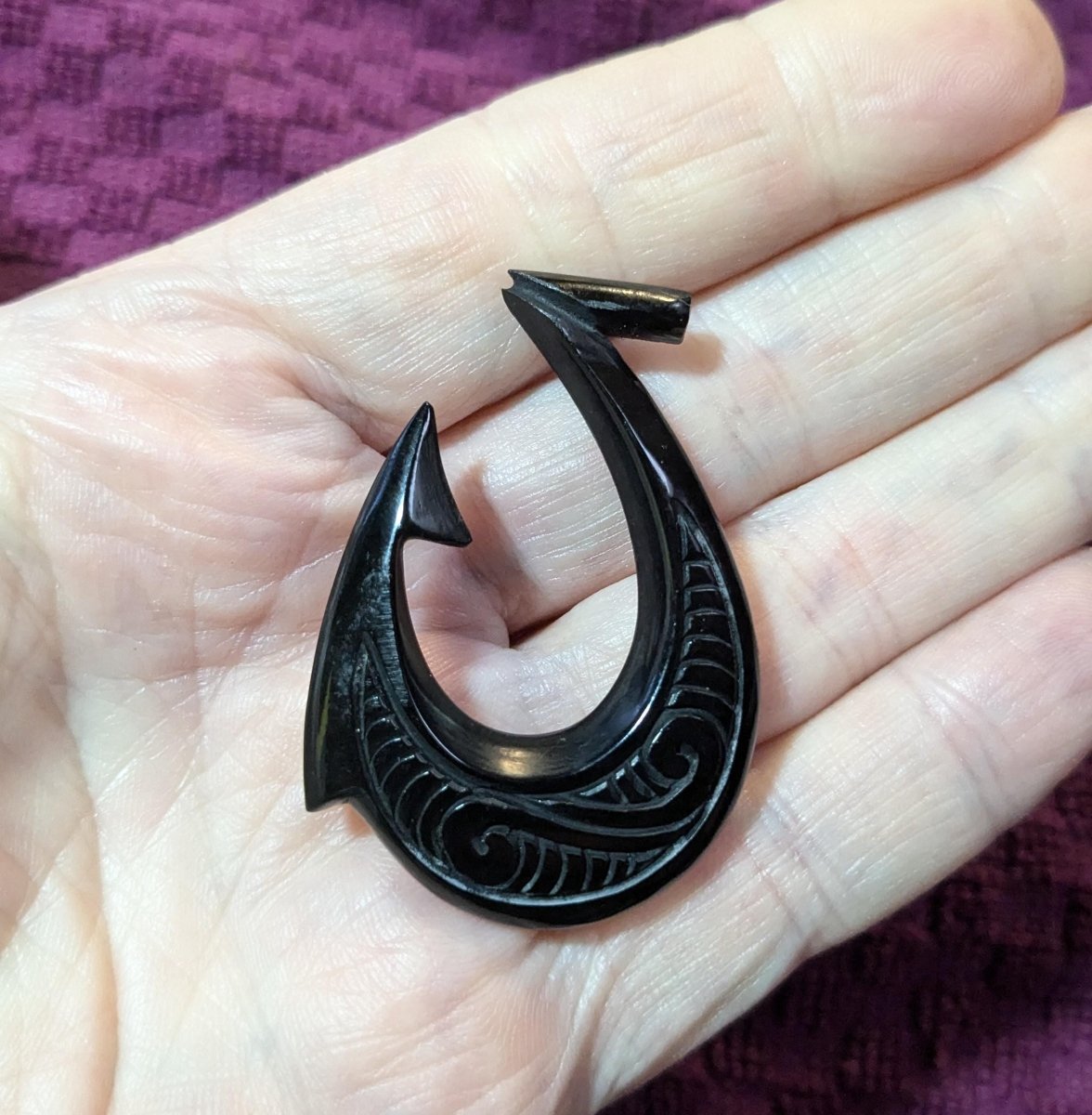 double sided fish hook Hawaiian Makau Necklace Carved Black Horn Stylized with Two Scrimshaw Earthbound Pacific Solid Tan/Beige Cord it offers exceptional strength Size:602MHA BULK LINE Boomerang Tool Fisherman'S Logo